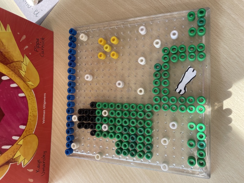 Voorbeeld van Dino op de kralenplank
