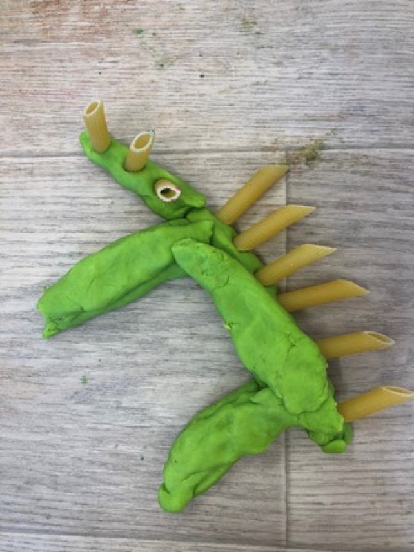 Voorbeeld van Dino's kleien met pastastekels