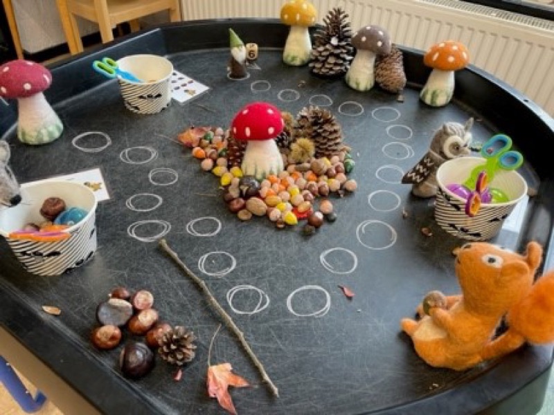 Voorbeeld van Herfst in de tuff tray
