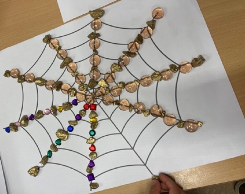 Voorbeeld van Spinnenweb versieren met loose parts