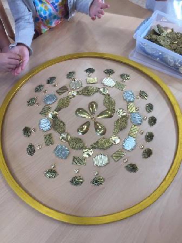 Voorbeeld van Mandala's maken met loose parts
