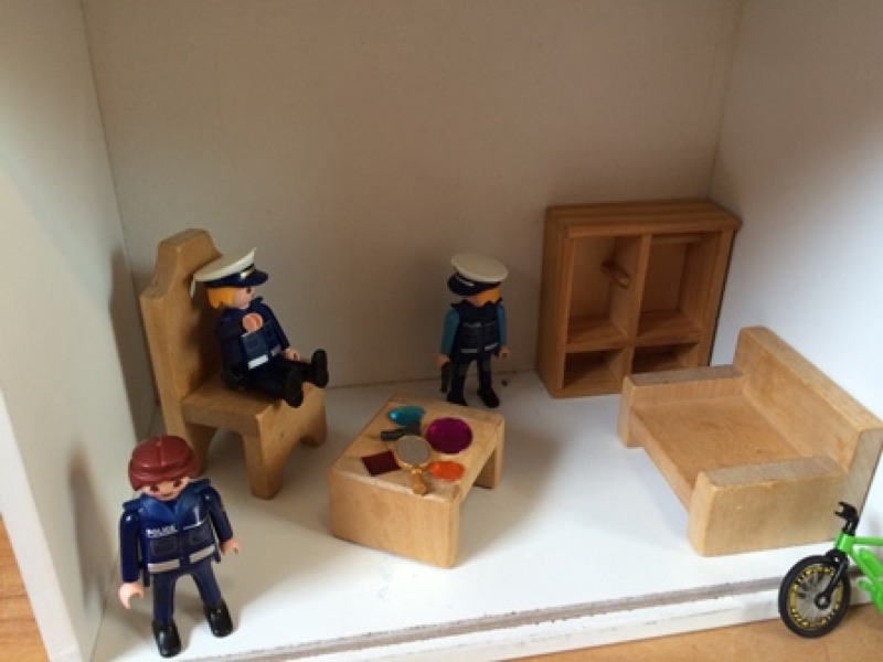 Voorbeeld van Op het bureau bij het poppenhuis