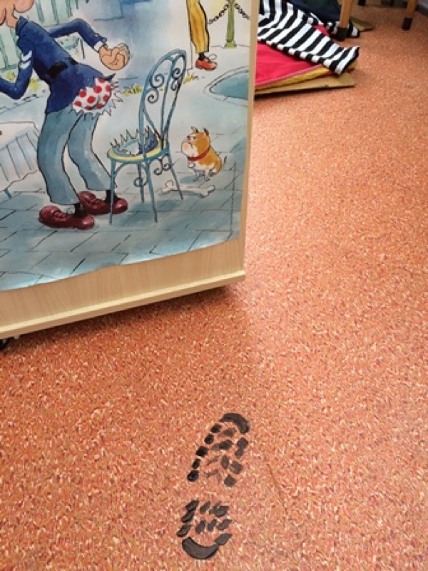Voorbeeld van Voetafdrukken en Wanted-poster