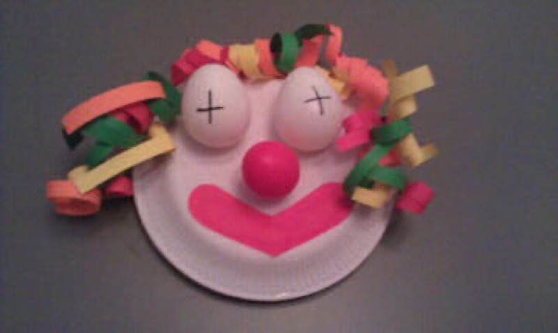Voorbeeld van Clown van kartonnen bordjes