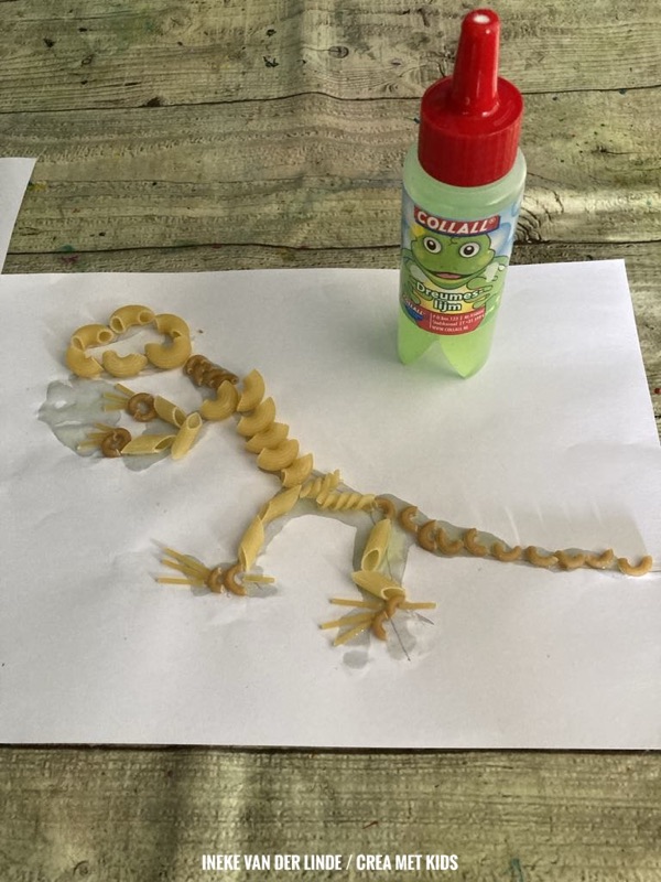 Voorbeeld van Dino-skelet knutselen met pasta