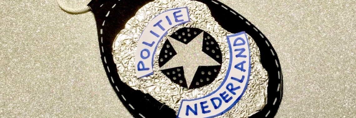 Voorbeeld van Politiepet en Gouden Badge Vouwen en Versieren