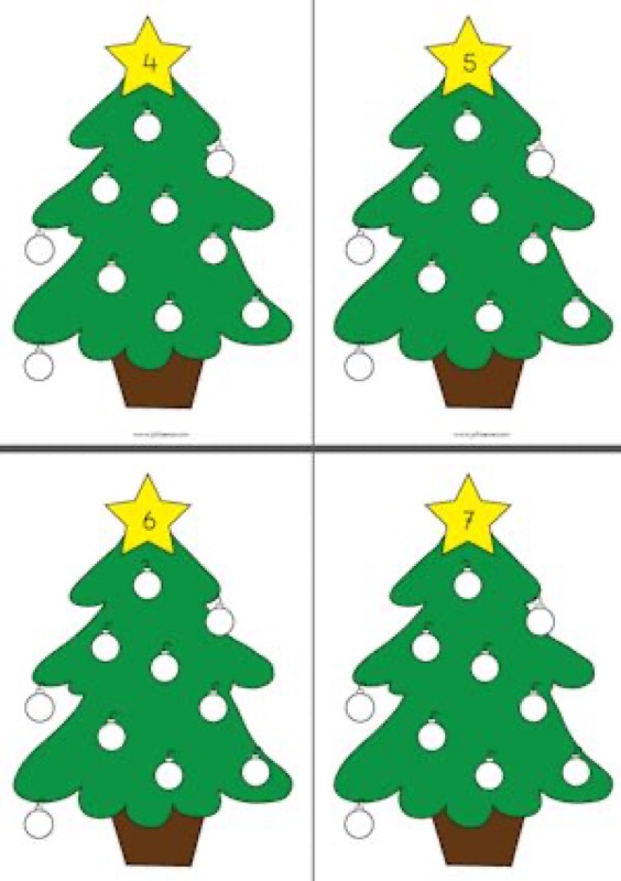 Voorbeeld van Kerstboom met 10 ongekleurde ballen met cijfers