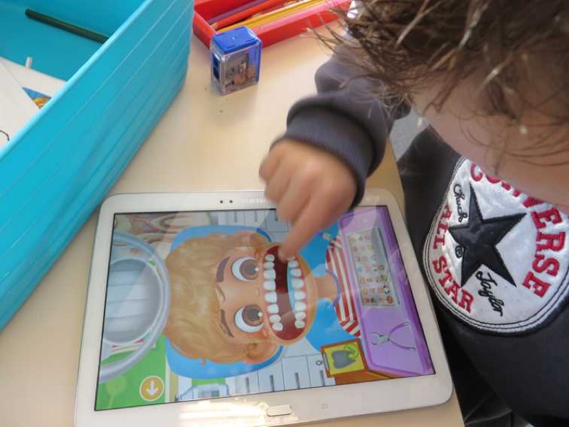 Voorbeeld van Tandarts spelen op de tablet