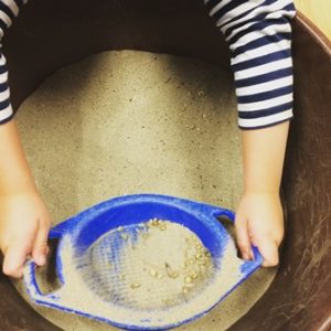 Voorbeeld van Ontdekken: Goud Zoeken & Zand Zeven in de Sensopatische Bak