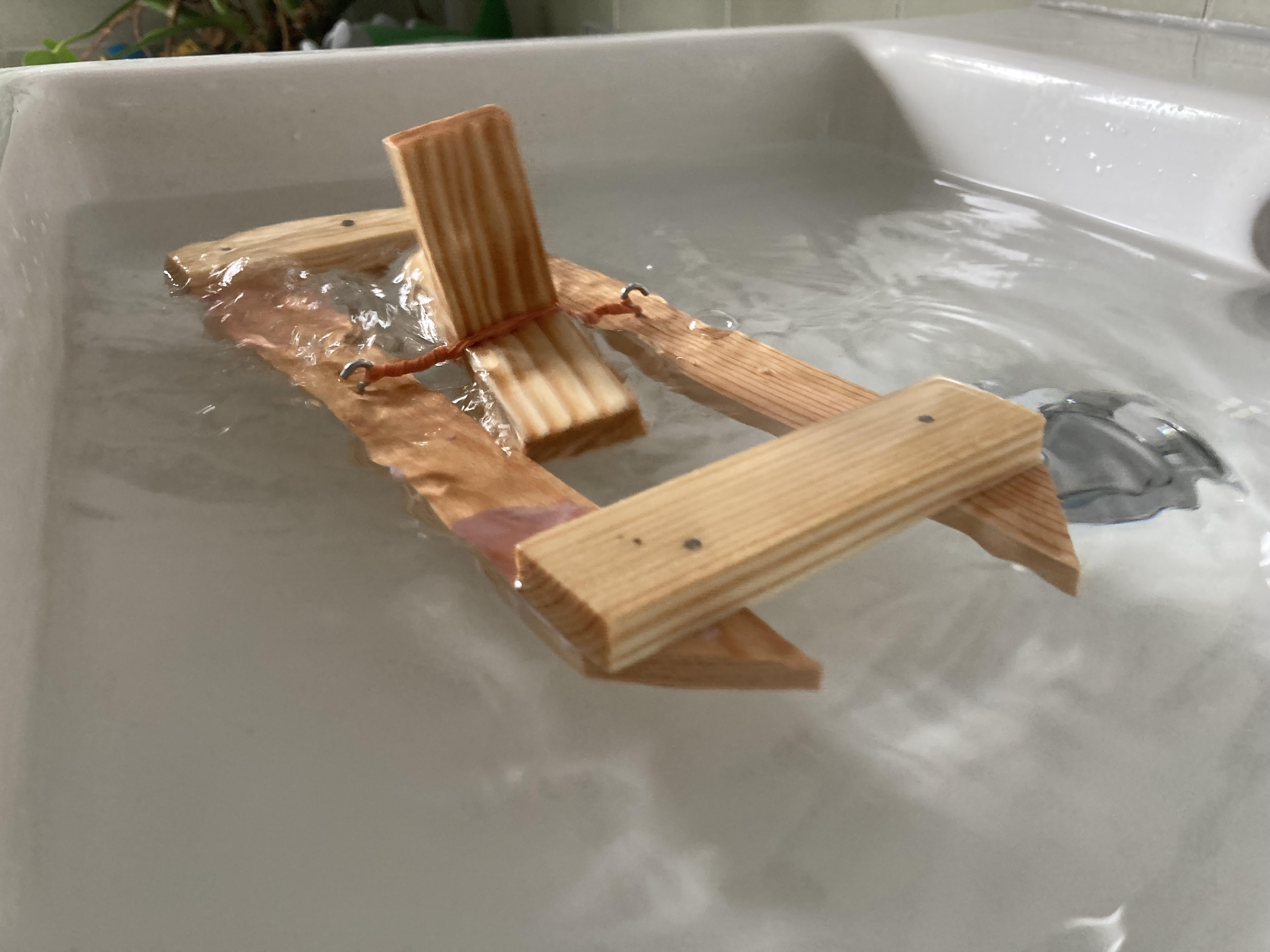 Boot met elastiekaandrijving