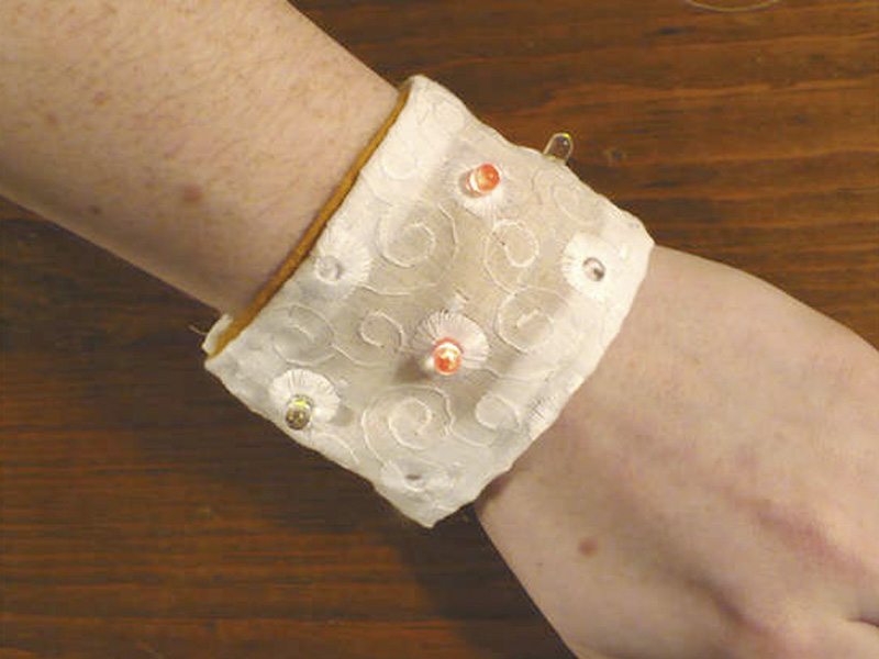 E-Textiles: Lichtgevende Polsband met Geleidend Garen
