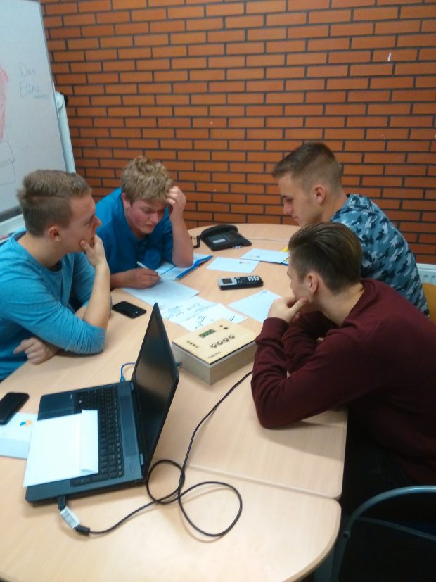 De elektronische controledoos bouwen