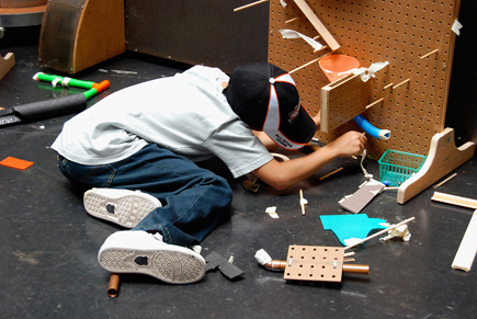 Pegboard Knikkerbaan: Potentiële Energie, Baanhoeken & Kinetische Vertraging