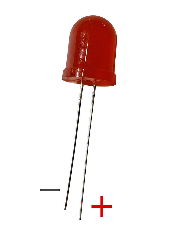 Het ontwerp schetsen. Teken met potlood op stevig papier een illustratie (bijvoorbeeld een vuurtoren, een huis of een verjaardagstaart) en bepaal waar de LED's en de batterij komen. Teken de positieve en negatieve koperbanen zonder dat ze elkaar kruisen.
