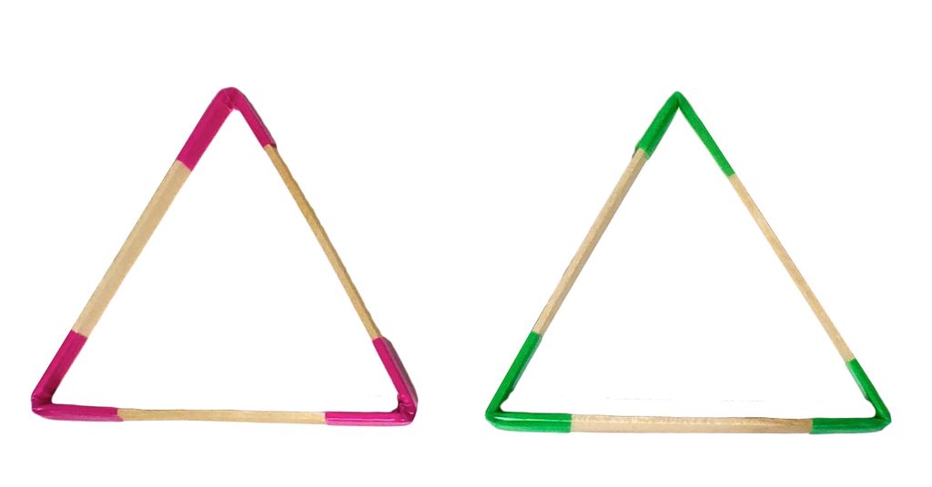 Het frame bouwen (stick-and-straw-techniek). Maak van ijslollystokjes en in stukjes geknipte rietjes twee driehoekige frames en verbind ze met tape tot een stevige basis; vouw de tape helemaal om de driehoek heen voor extra stevigheid.