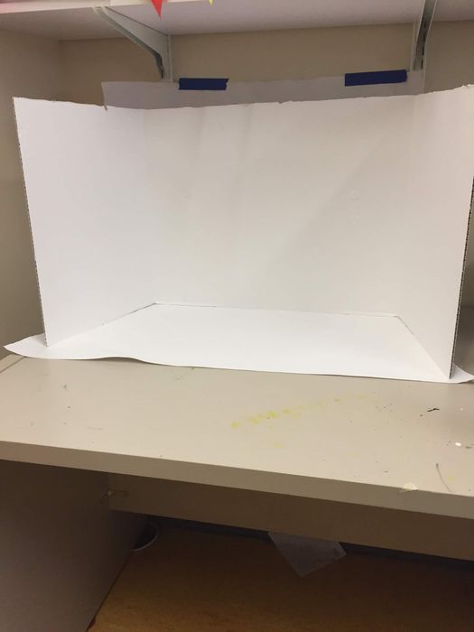 (optioneel): Een mini-filmstudio inrichten. Maak van een drieluik-presentatiebord (trifold poster board) een decorwand: knip het bord doormidden, meet de hoogte van je achtergrondvellen en trek een lijn. Plak klittenband (haakjes) net onder die lijn en plak de bijpassende klittenbandstroken op gelamineerde achtergronden (geprint op groot papier). Zo kunnen kinderen makkelijk van decor wisselen.