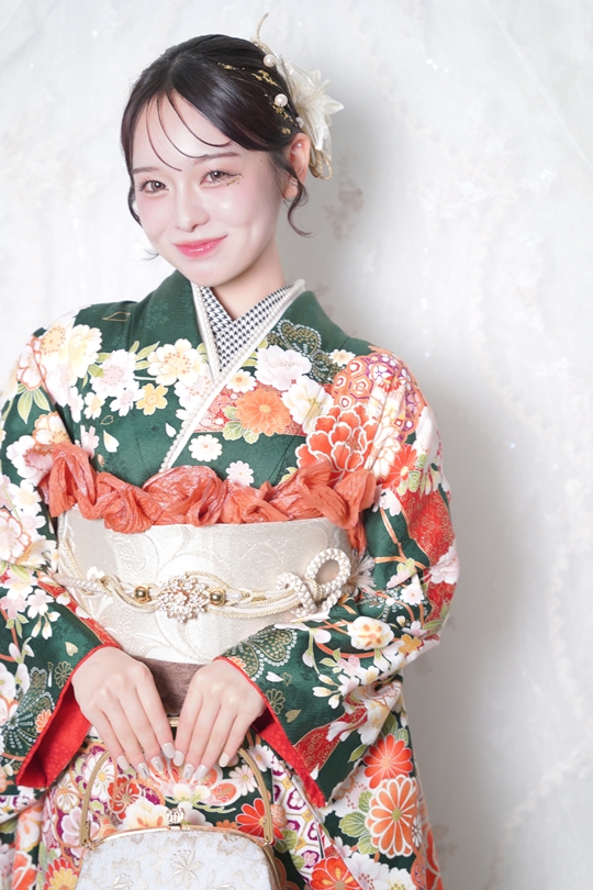 淡色とワインレッドを組み合わせた振袖スタイル