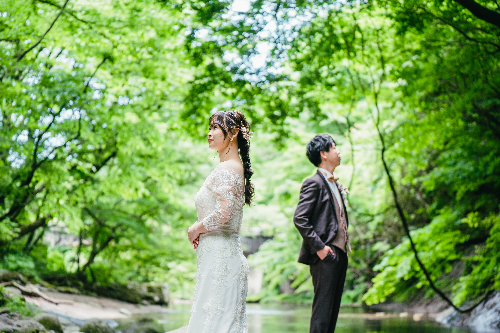 新緑の渓谷に佇むドレスカップル