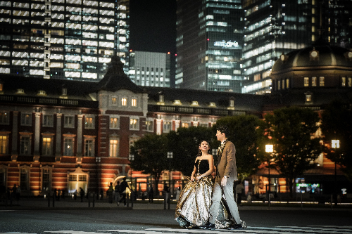 東京駅前の夜景を背景にしたドレスカップル