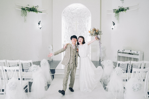 白いチャペルで撮影する新郎新婦