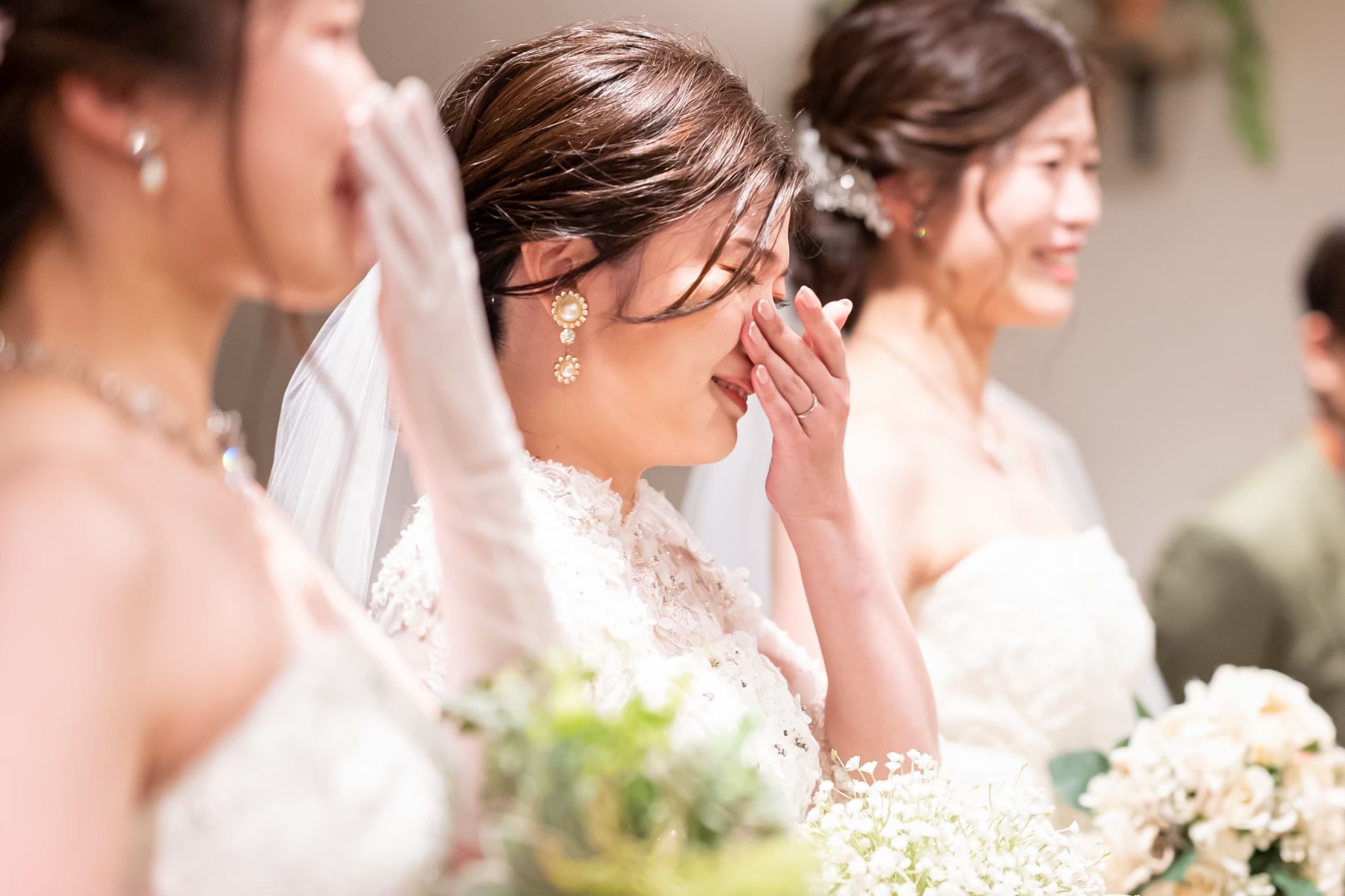 感極まって涙する新婦のクローズアップ