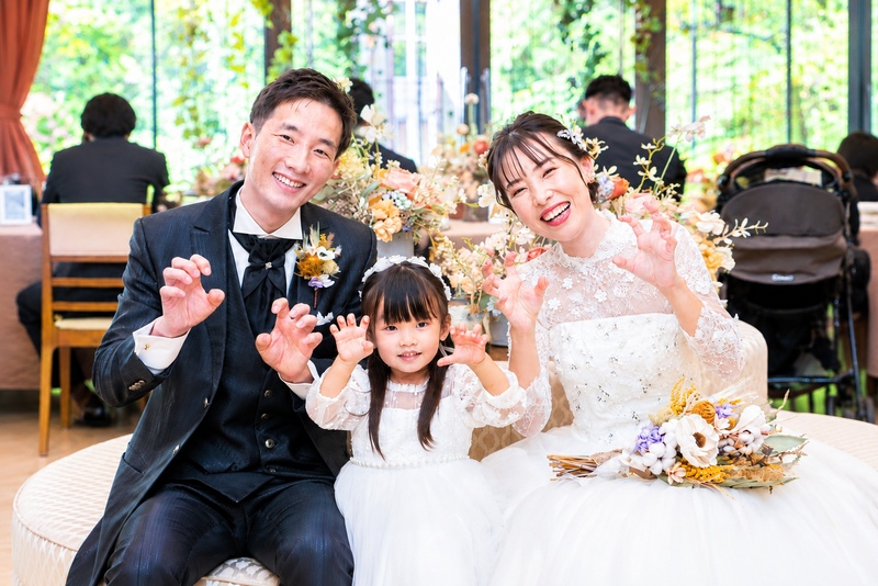 子どもと一緒に笑顔があふれる家族3人