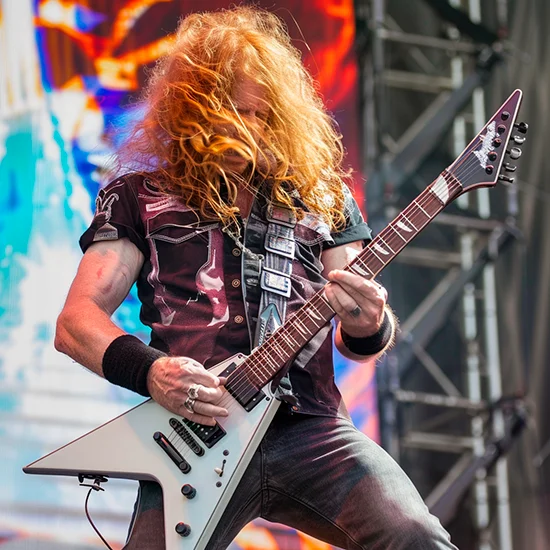 Dave Mustaine tocando la guitarra en un concierto