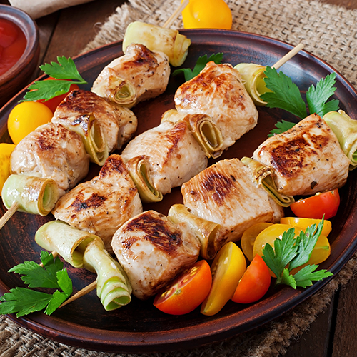 Шашлык из курицы. Бедро куриное шашлык. Шашлык из окорока свинины. Шашлык куриный окорочка. Шашлык из окорока.