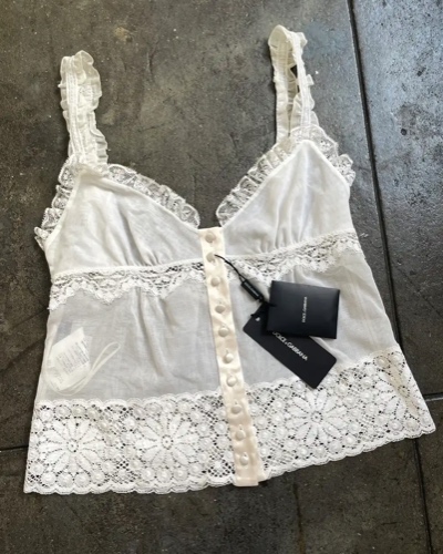 BEAUTIFUL new w/ tags dolce lace top w/ silk details