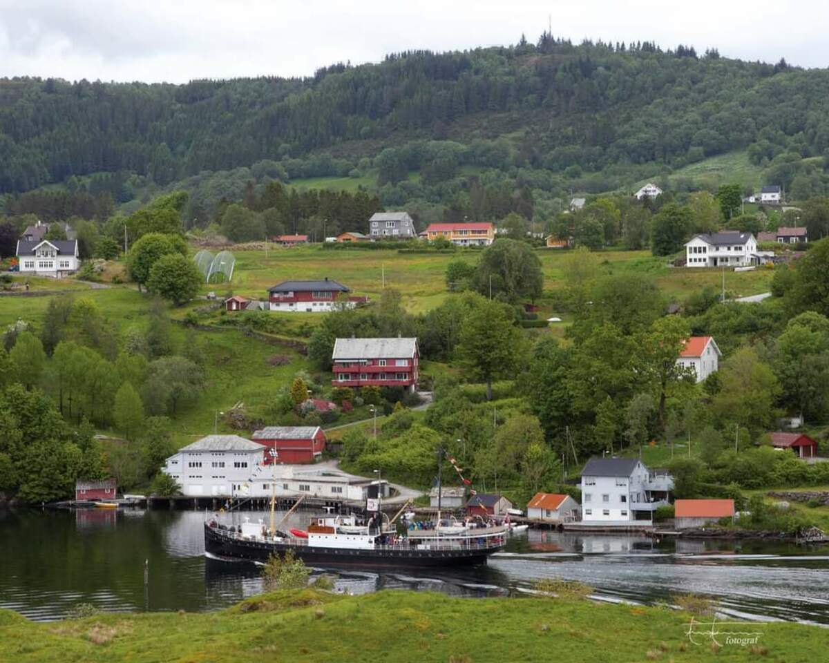 Mandag 20. mai 2024: 2. pinsedagsturen, følgjer Indre farlei frå Bergen/Strandkaien til Lygra/Lyngheisenteret i Nordhordland. Avgang Strandkaien kl. 10.00.