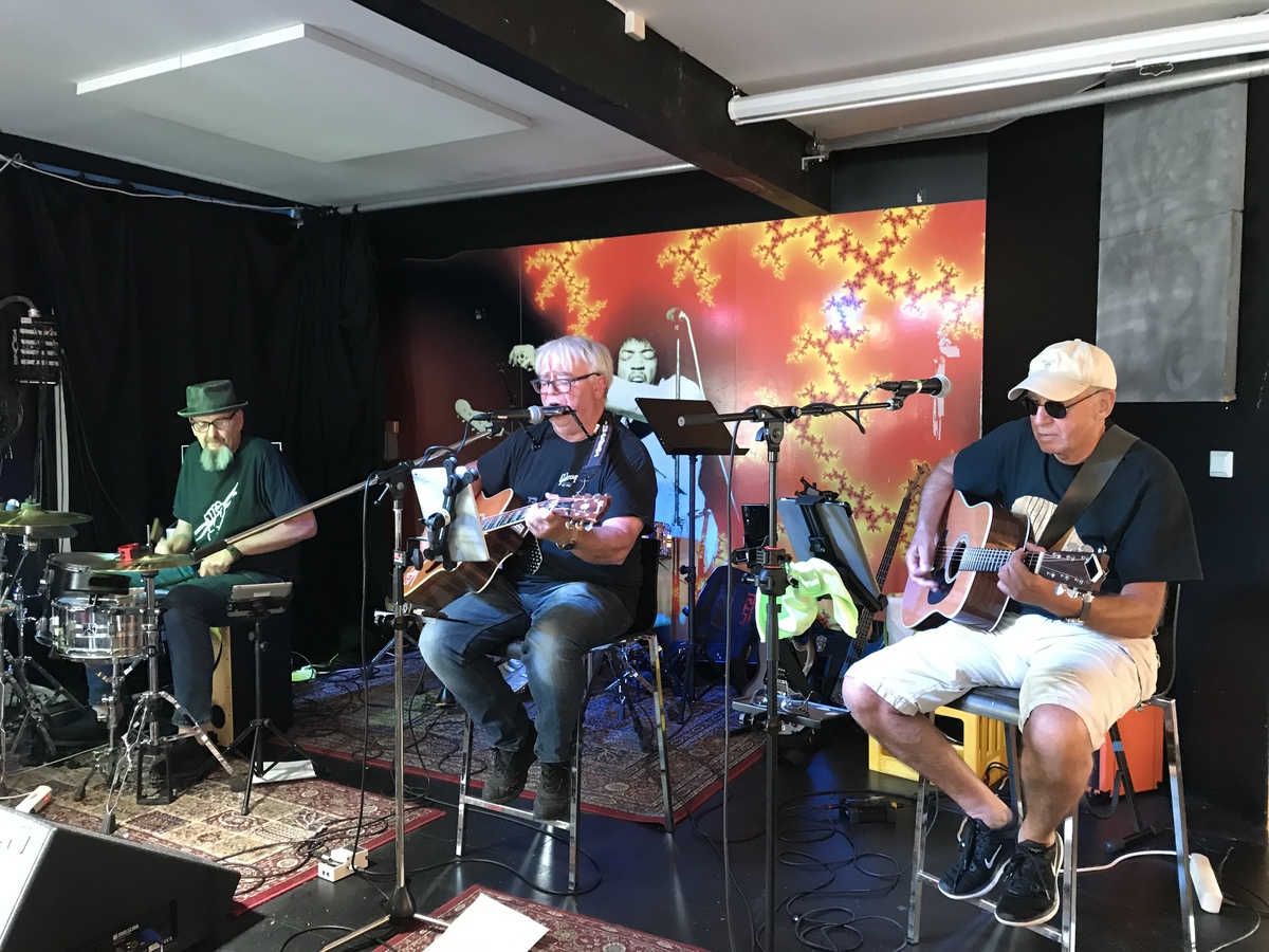 AKUSTISK LØRDAG 22 AUG KL 15-17☀️