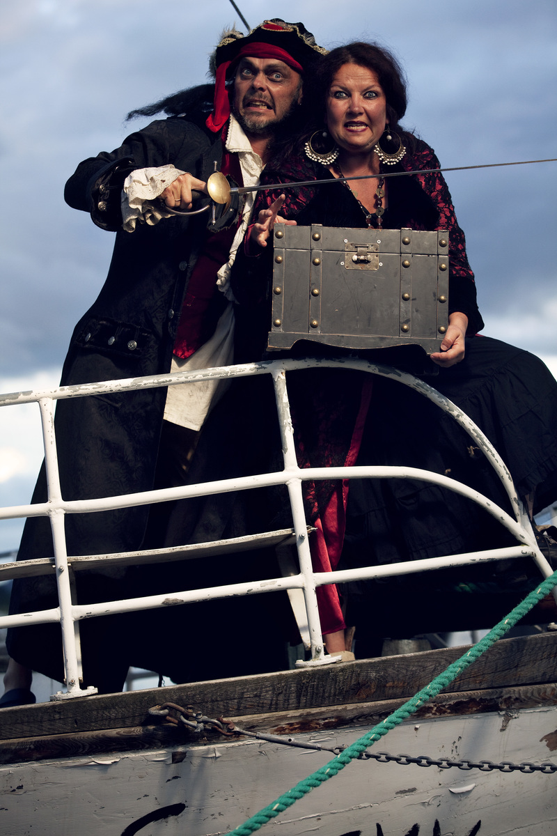 Endelig lørdag! Kom, la oss finne skatten! med piratene Madam Muskel og Karsten Krutt. 1. forestilling.