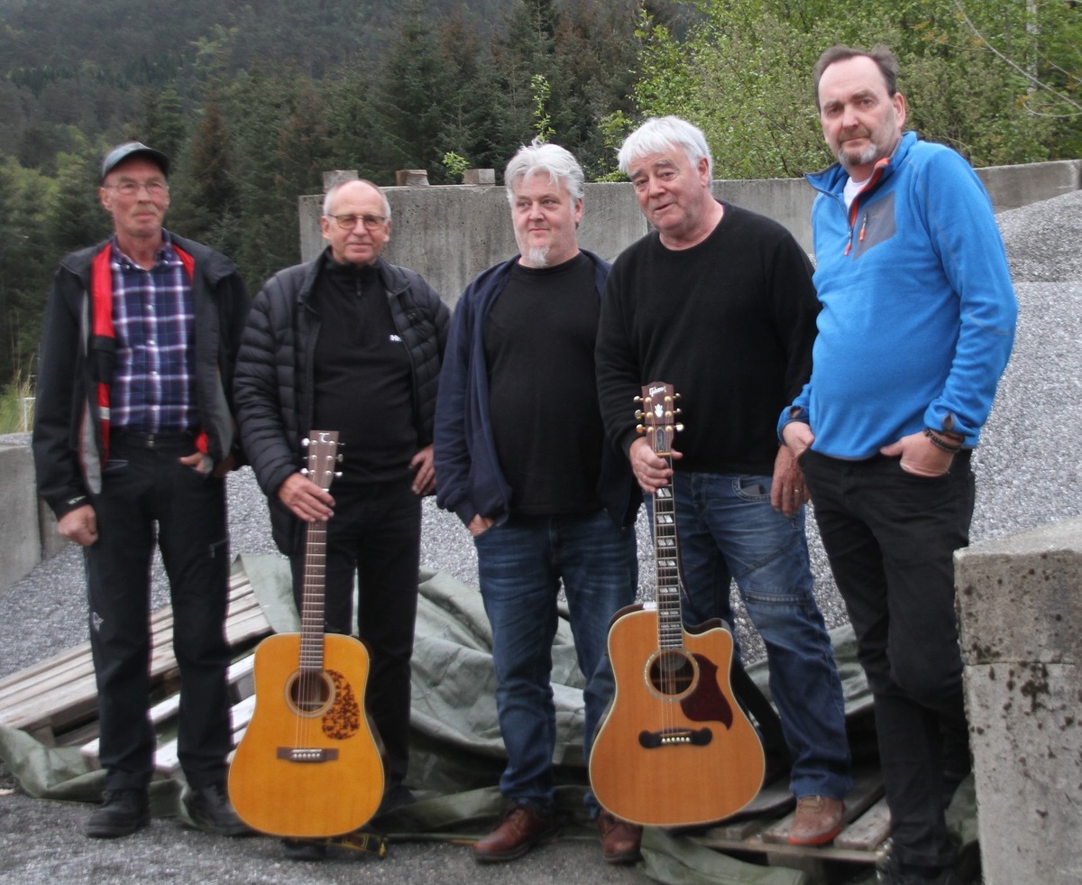 Akustisk med GRAVRUSTNE på lørdag 13 juni kl 15 - 17 ☀️💥