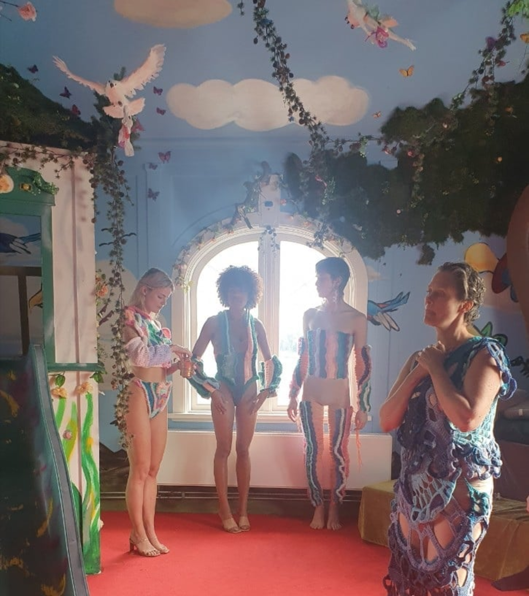 Performance, kunstnersamtale og filmvisning av kortfilmen «Et Dukkehjem anno 2041»