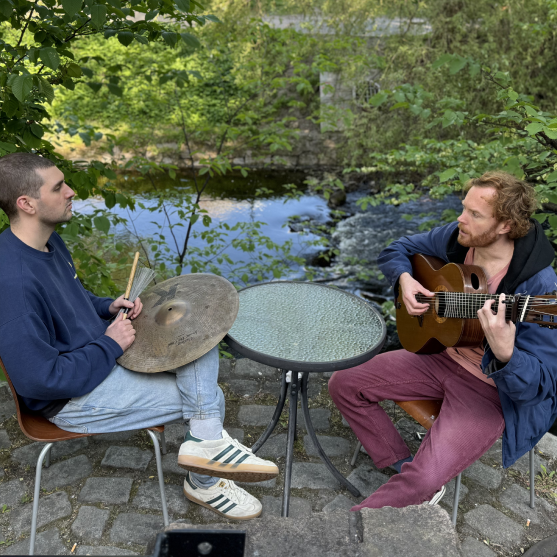 Folhas no vento / Fuglen Gamlebyen