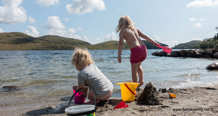 Bading og lek i strandkanten