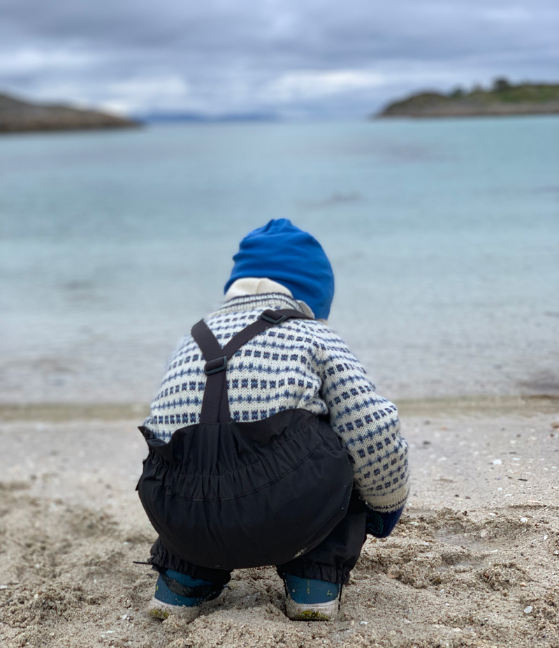 Gutt leker på stranda