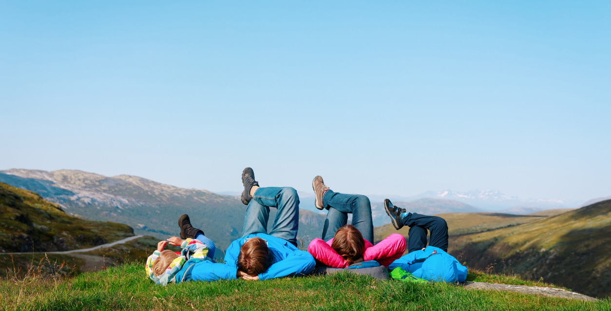 Familie slapper av på gresset