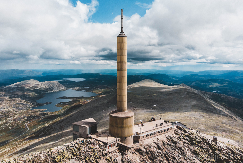 Dronebilde fra Gaustatoppen