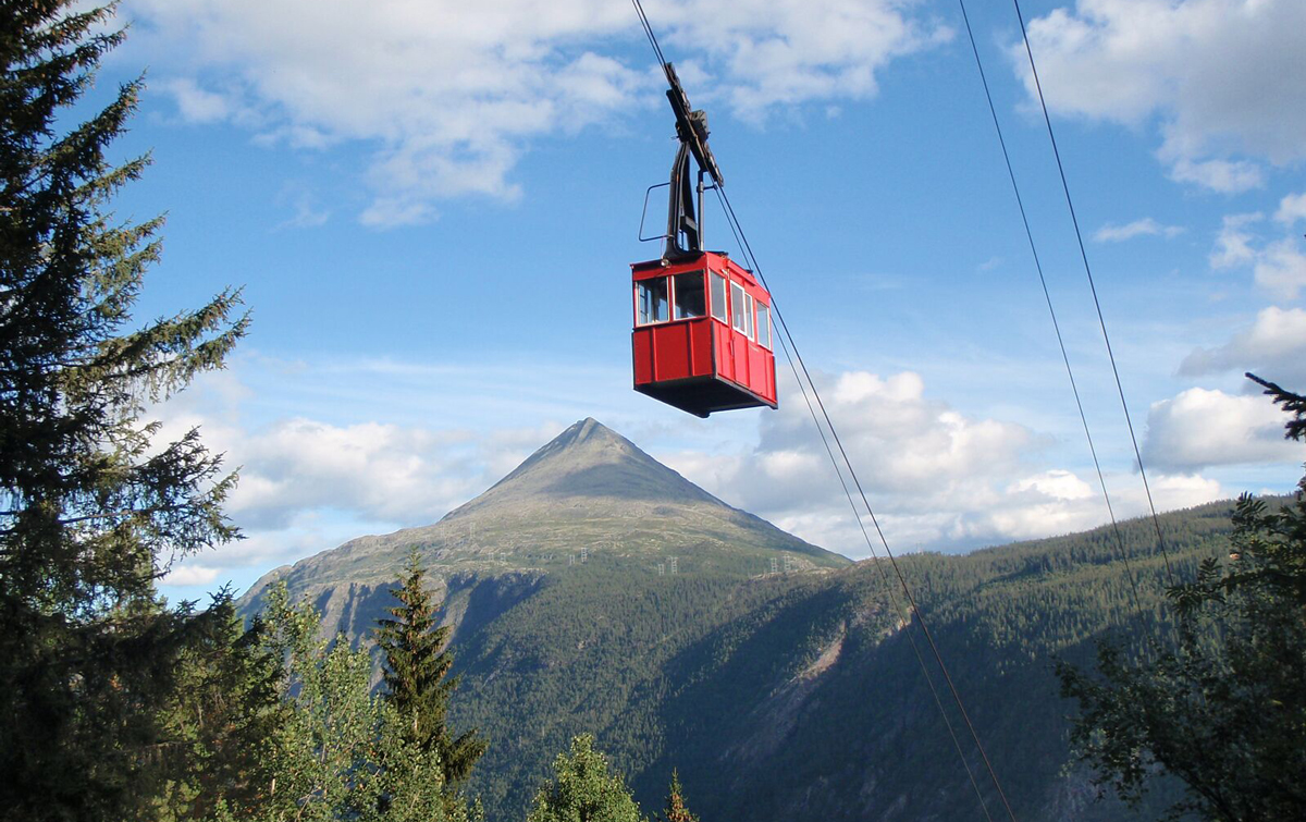 Krossobanen med Gaustatoppen i bakgrunnen