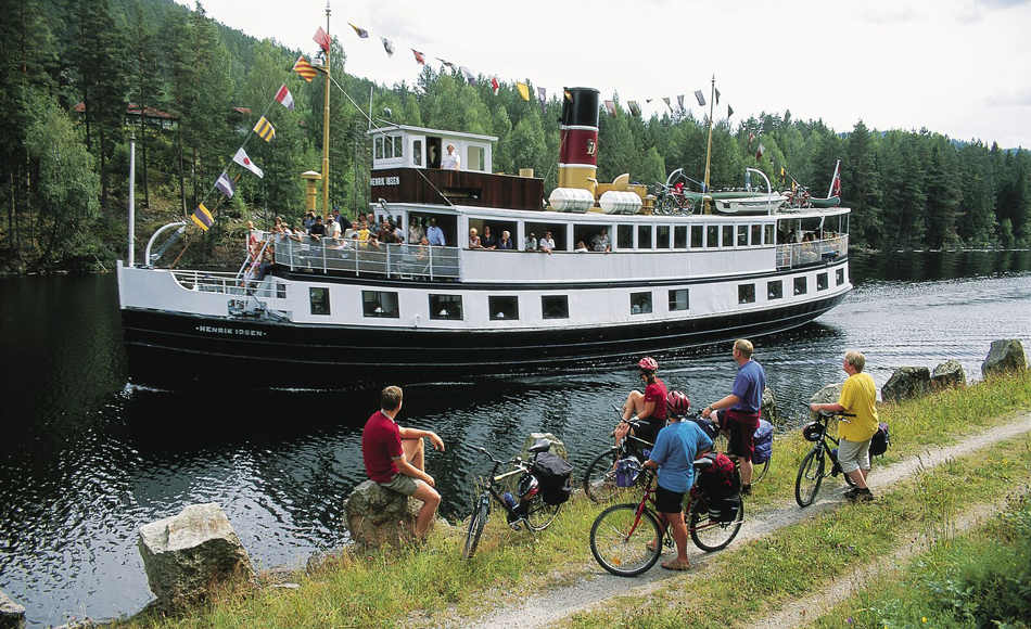 Båten på vei opp kanalen