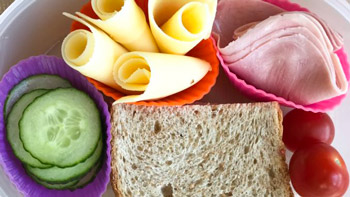 Bruk muffinsformer av silikon for å skille maten