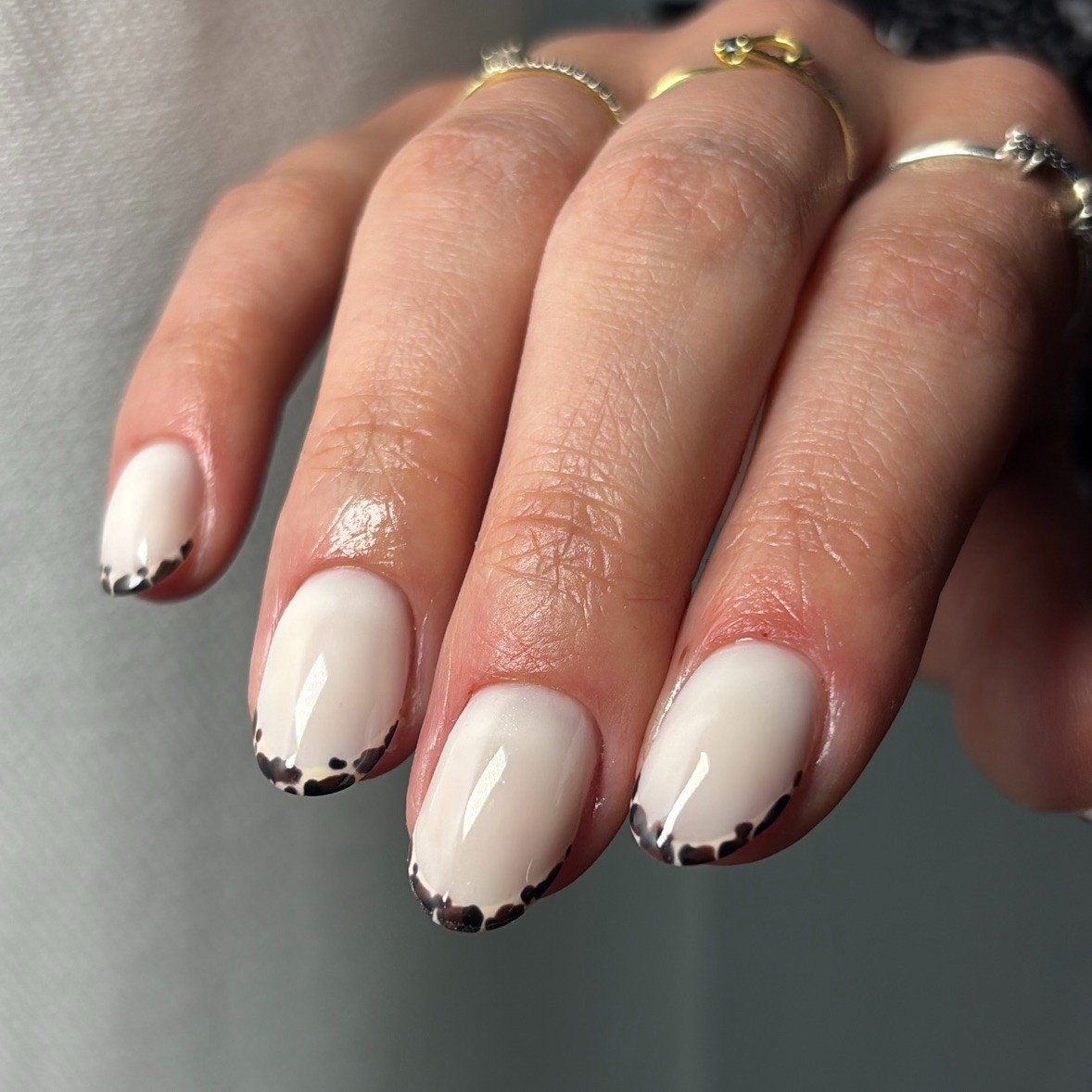 Manucure russe sur ongles longs, finition nude satinée