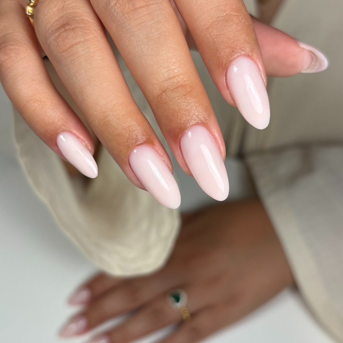 Manucure russe minimaliste sur ongles courts