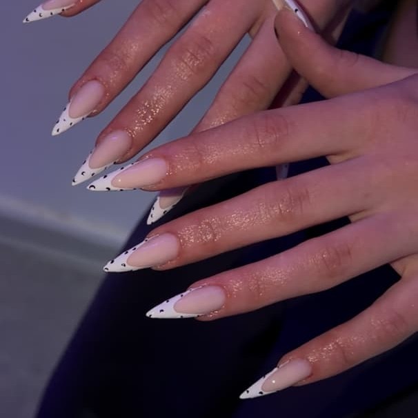 Manucure russe sur ongles longs nude, forme amande, finition glossy