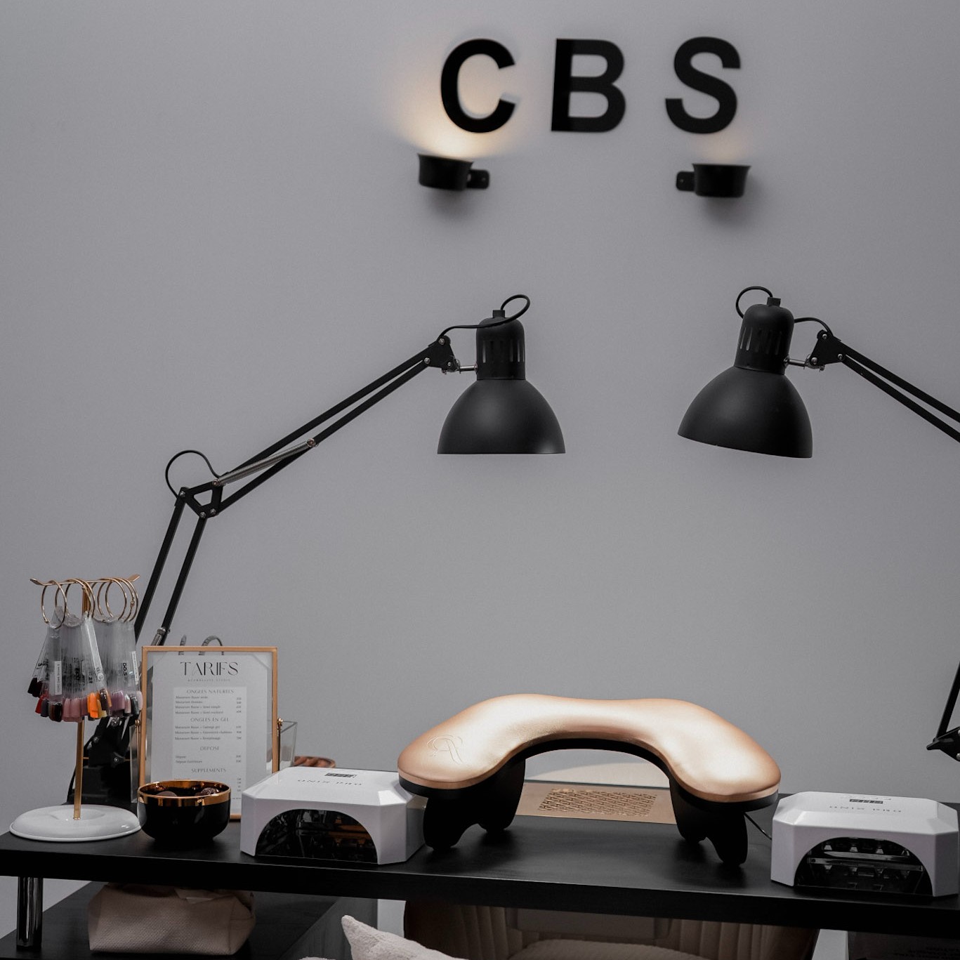 Cam Beauty Studio à Villeurbanne — poste de travail avec lampes professionnelles
