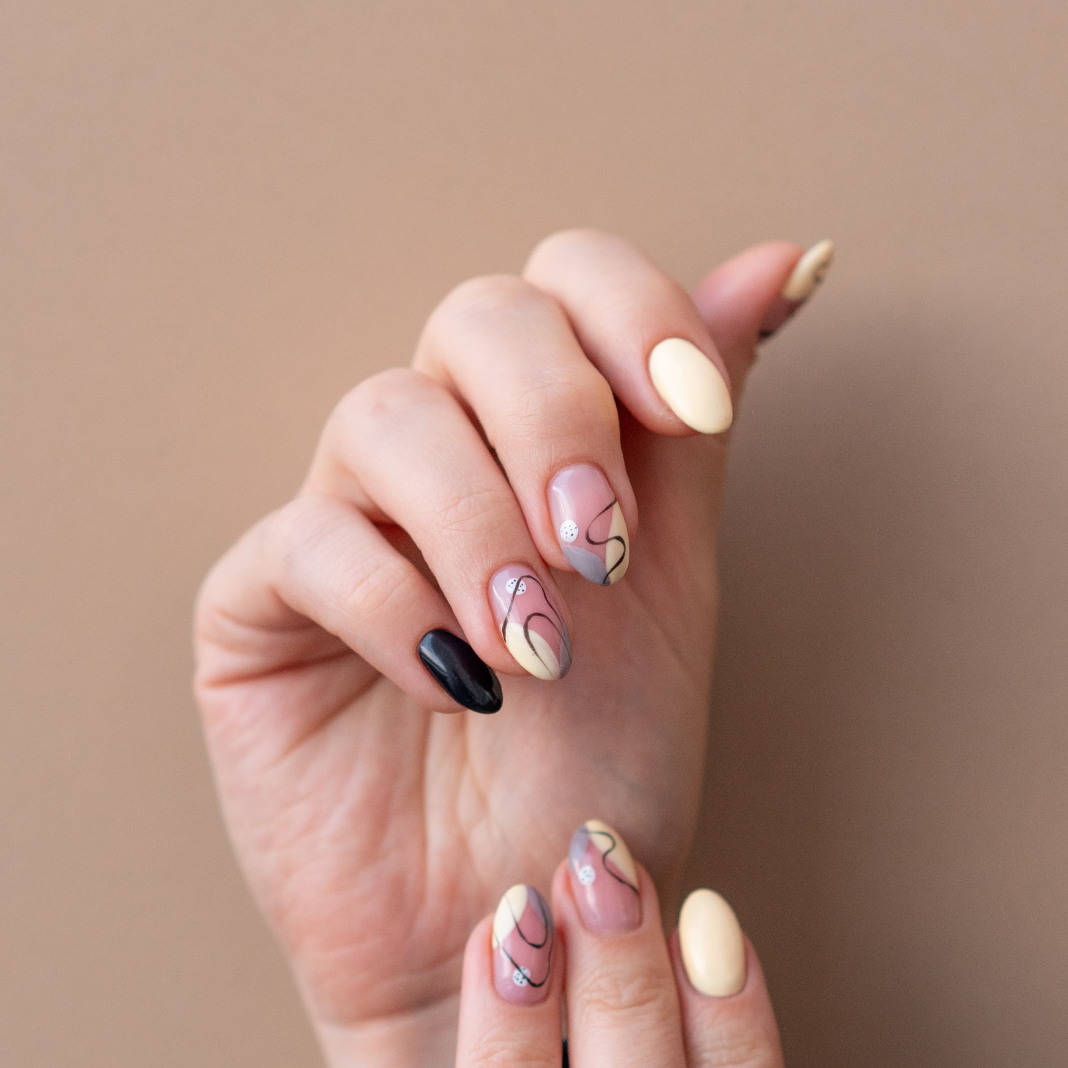 Manucure russe minimaliste nude sur ongles naturels courts