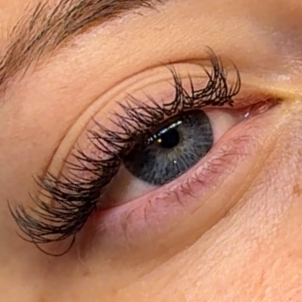 Cils à cils
