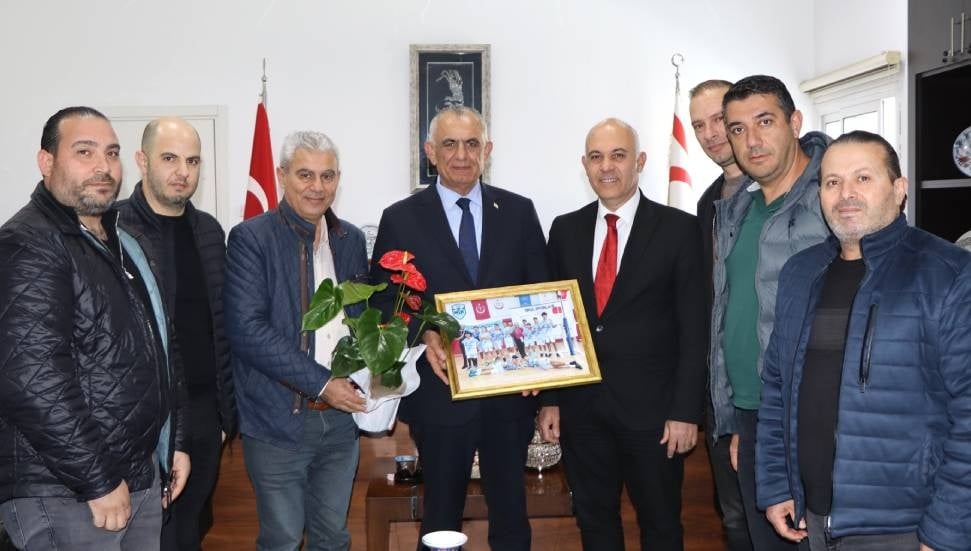 Çavuşoğlu, Gazimağusa Türk Maarif Koleji Voleybol Takımını Kutladı