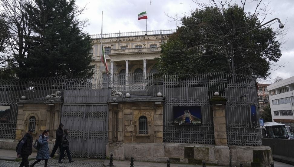 İran'ın İstanbul Başkonsolosluğu'nda Hamaney için bayraklar yarıya indi